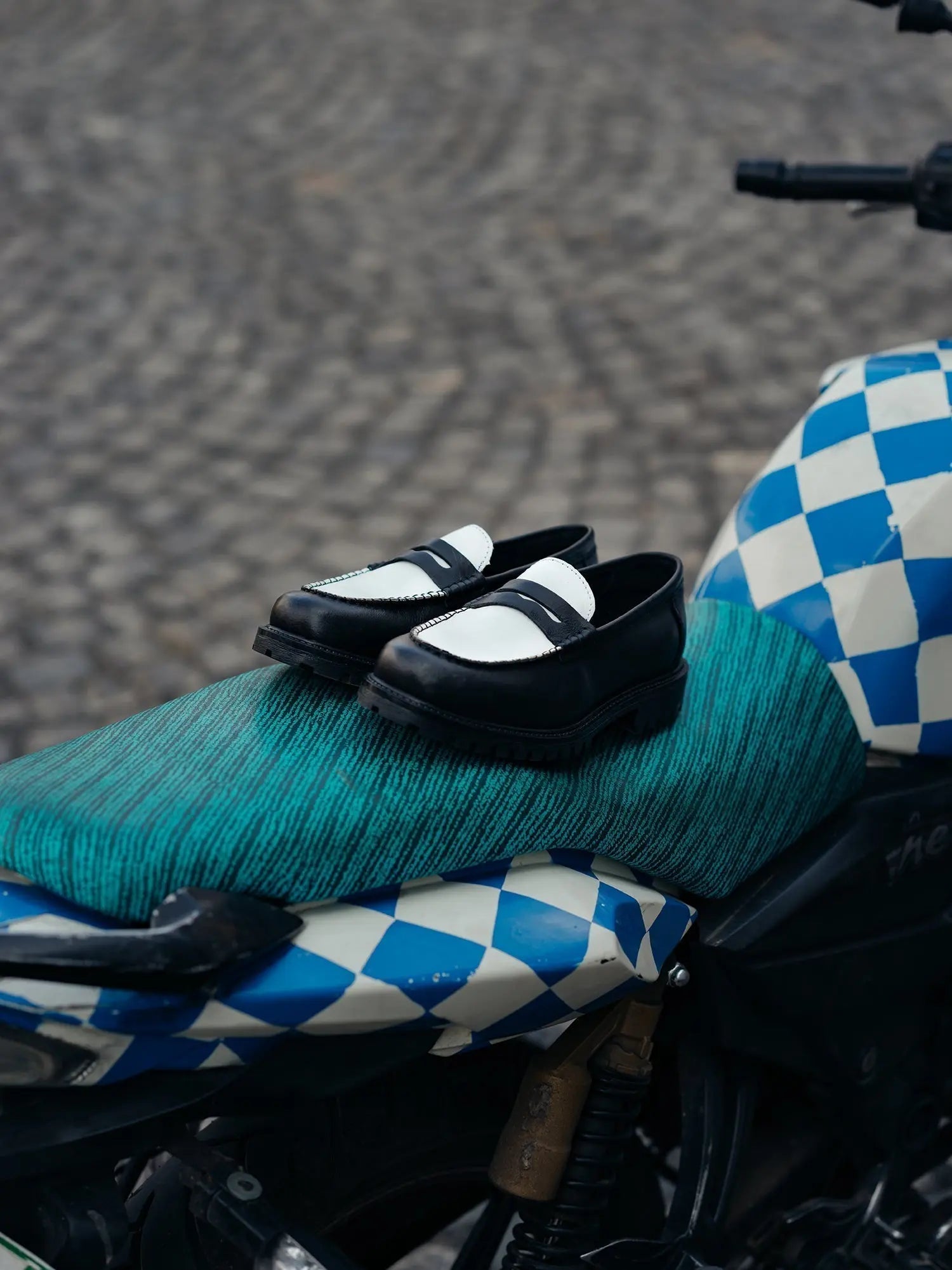 Get Familiar: Dechase - Patta